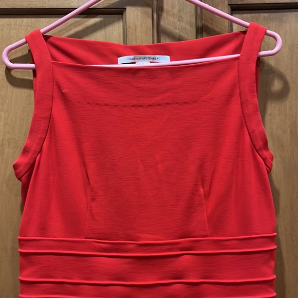 Diane von Furstenberg size 6 red dress vintage . Gently woren , great condition - Picture 4 of 5